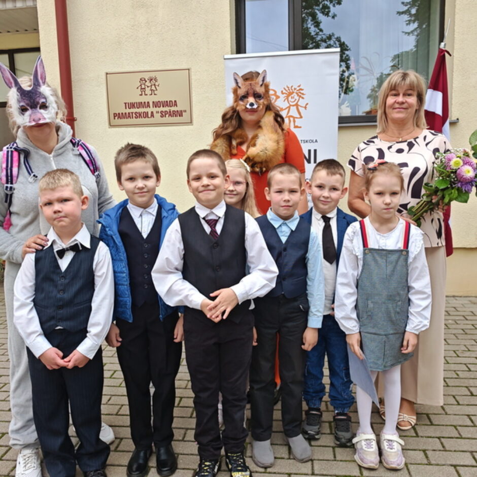 1.klases skolēni kopā ar zaķi un lapsu skolas gaitas uzsākot