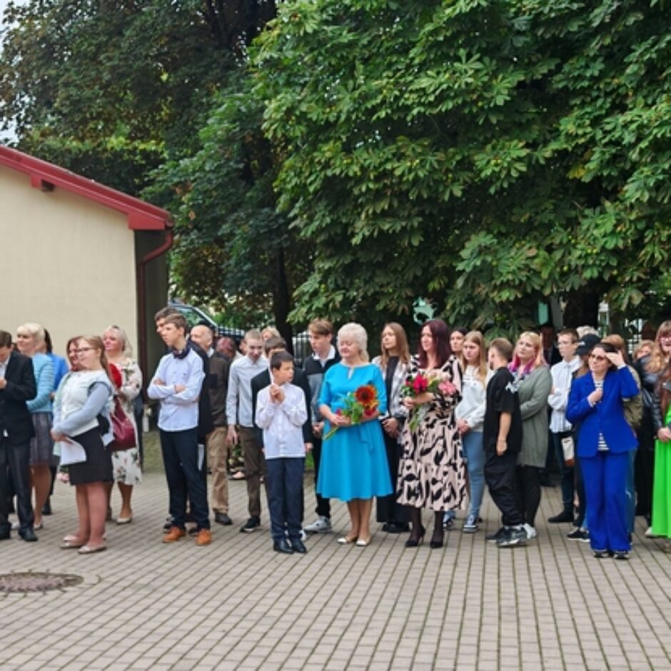 Skolēnu svinīgajā pasākumā skolas pagalmā