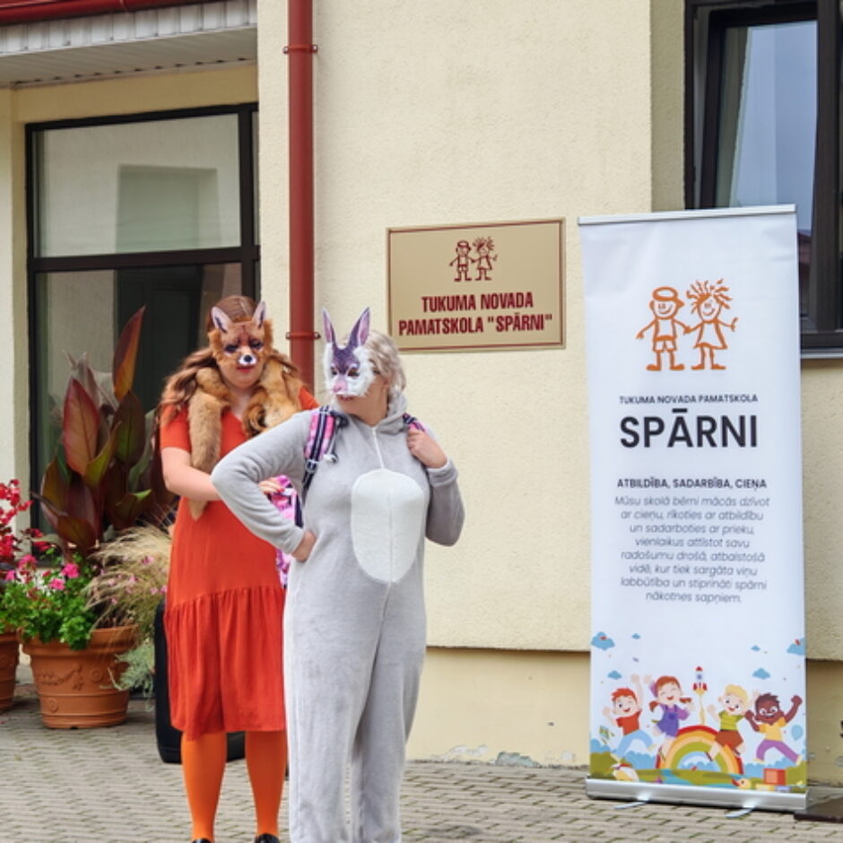 Lapsa un zaķis uzrunā skolēnus