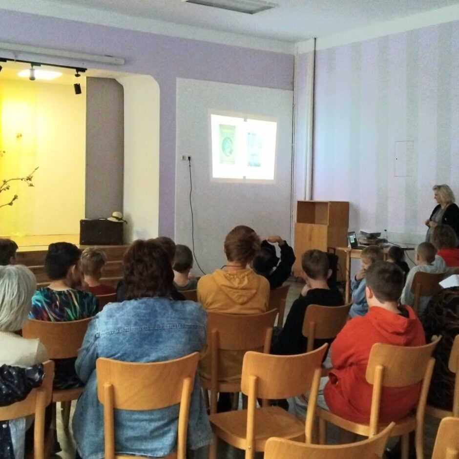 Skolēni vēro dzejas dienas prezentāciju