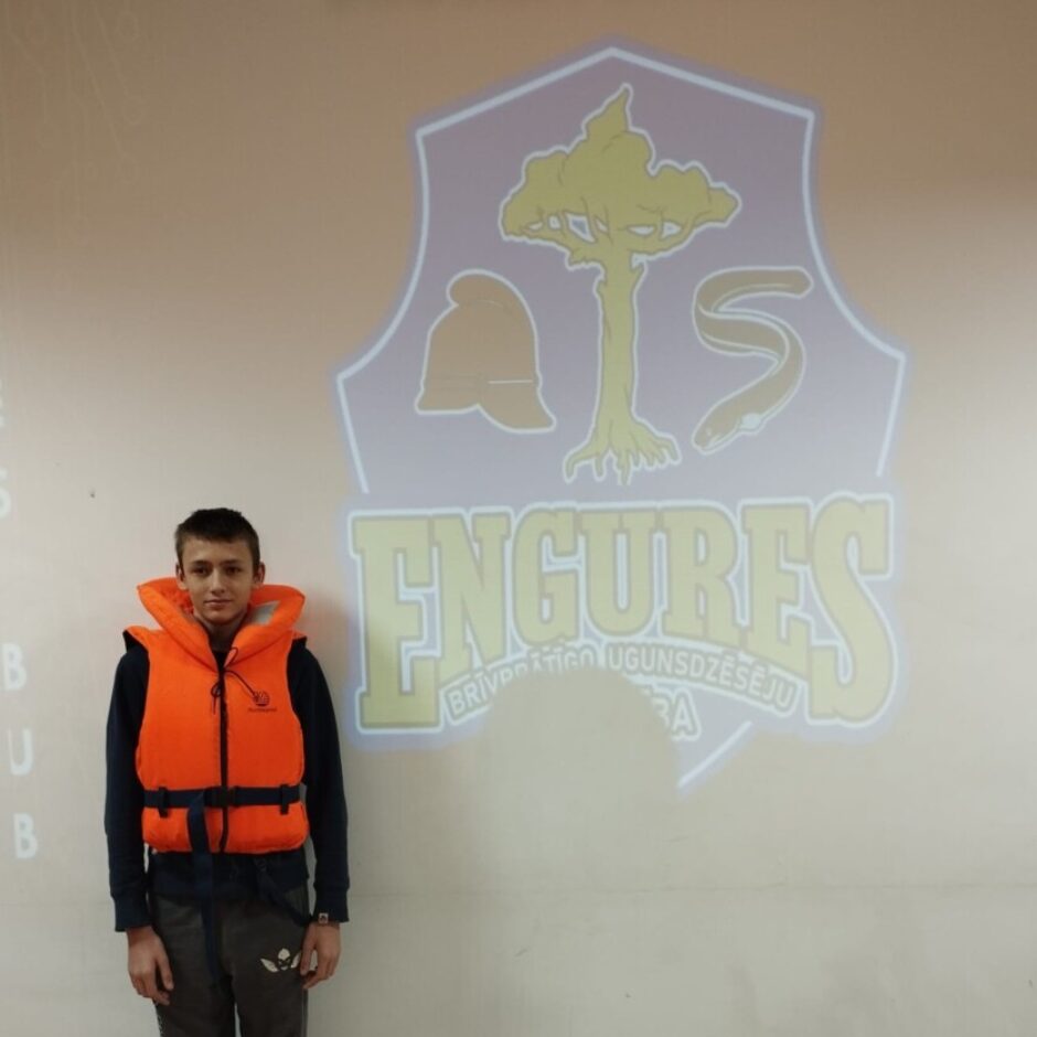 Skolēns ar glābšanas vesti