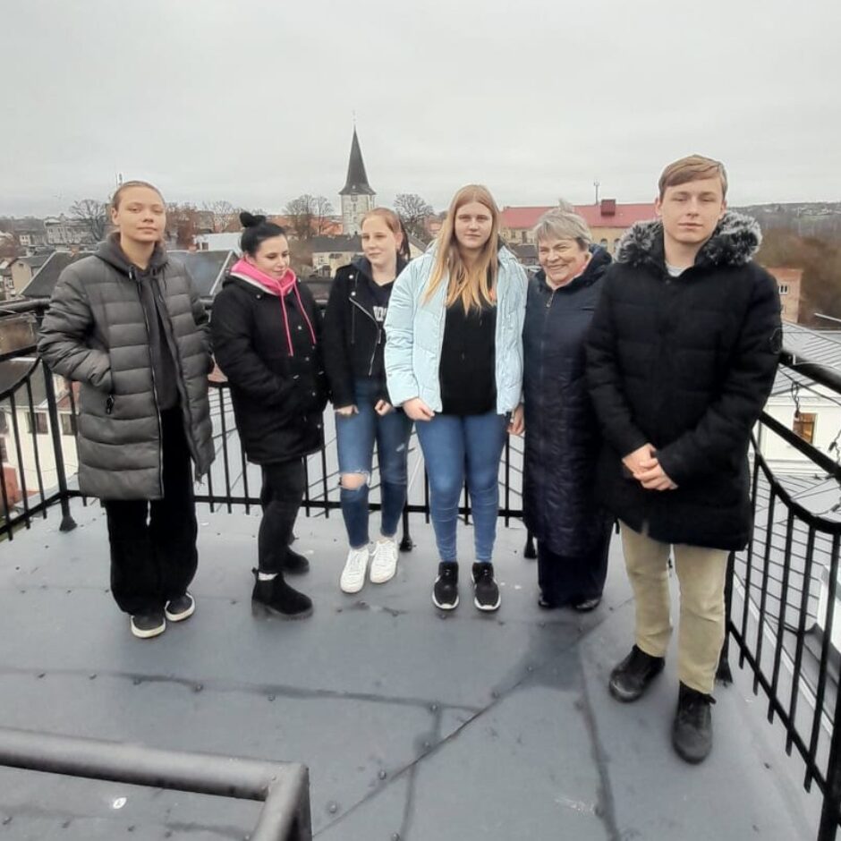 Skolēnu grupa uz skolas jumta