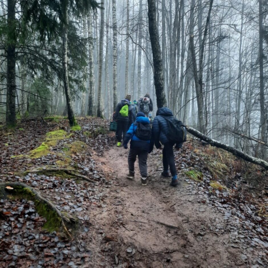 Skolēni iet pa dabas taku