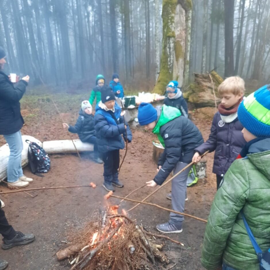 Skolēni cep desiņas ugunskurā