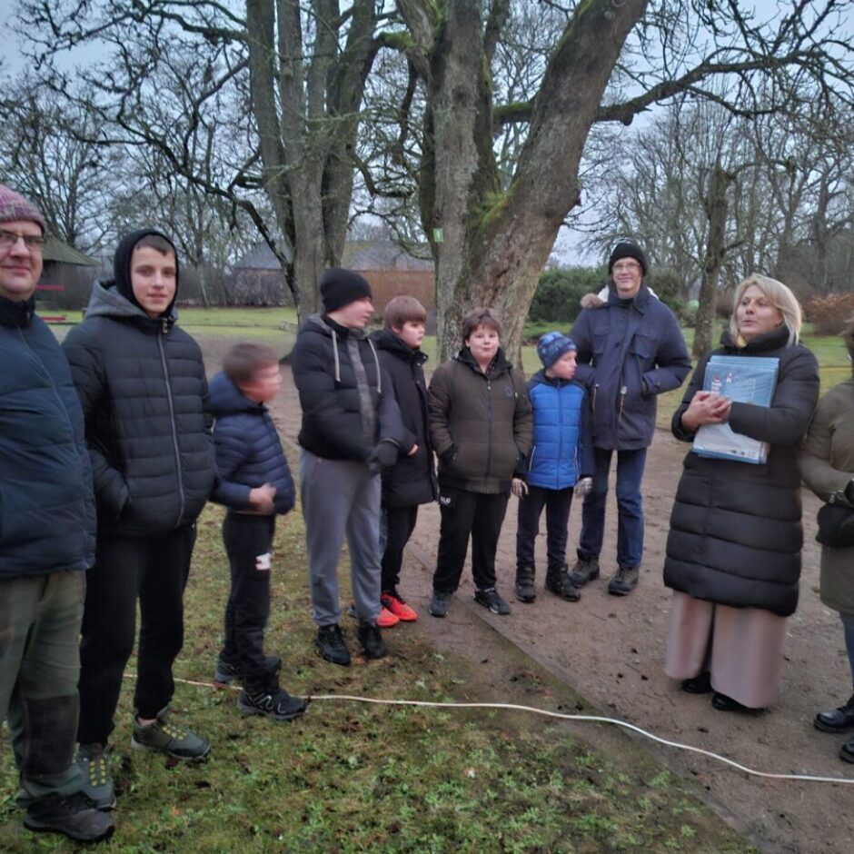 Skolēni un skolotāji skolas parkā