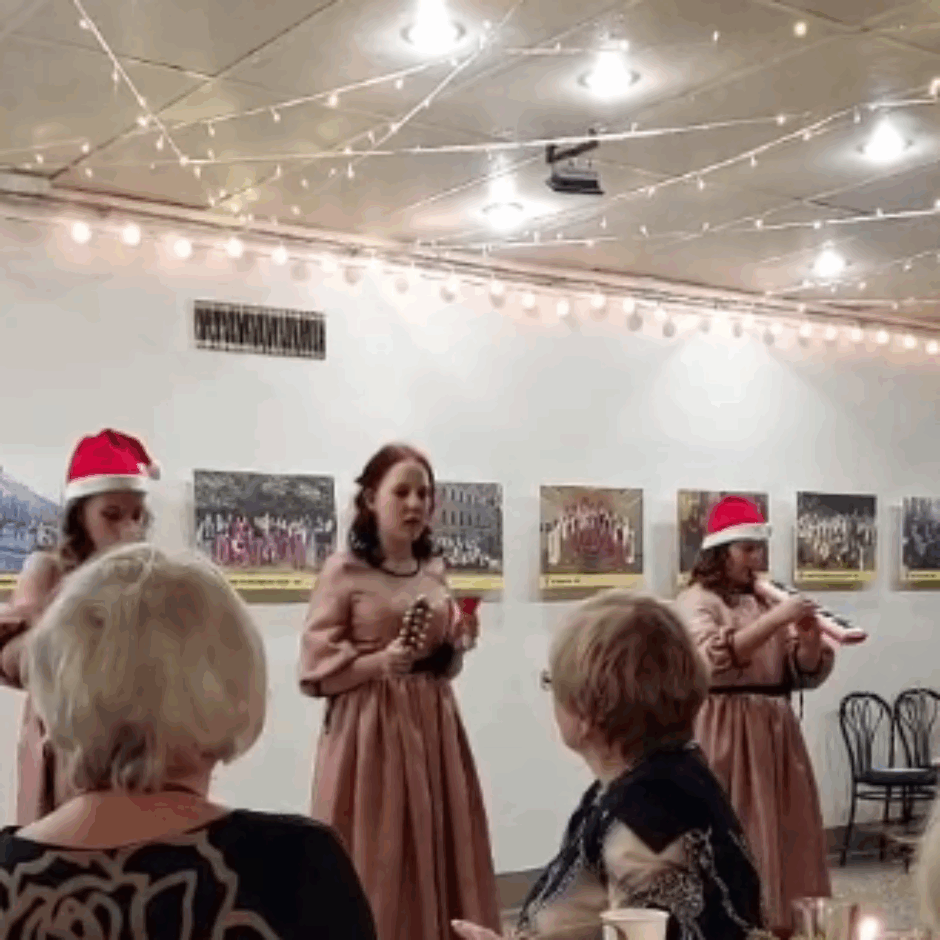 Skolnieces spēlē pensionāriem