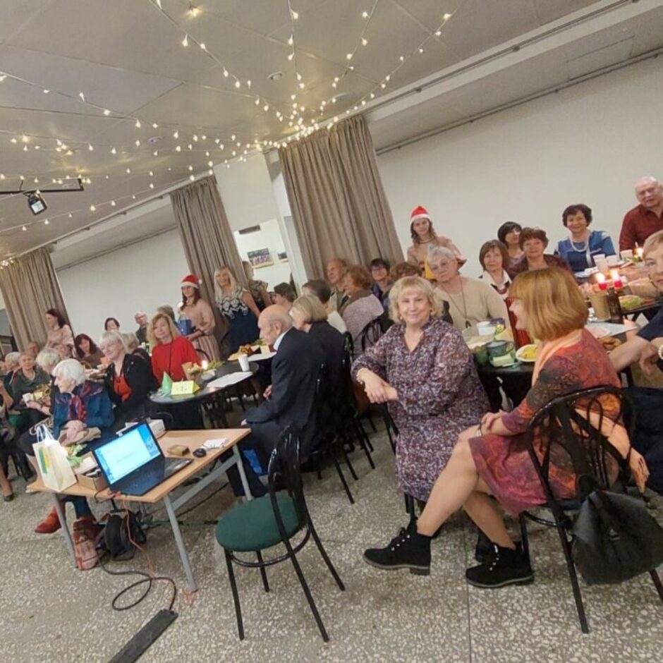 Koncerta dalībnieki zālē starp klausītājiem