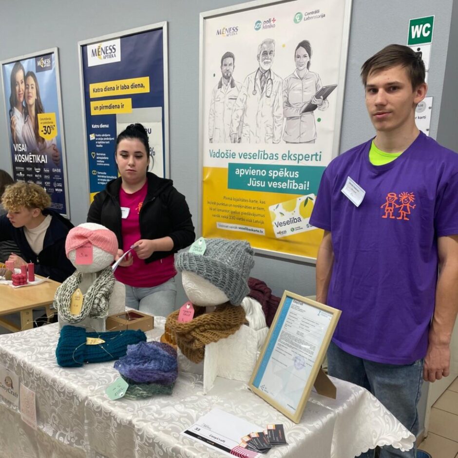 Skolēni pie sava tirdzniecības stenda