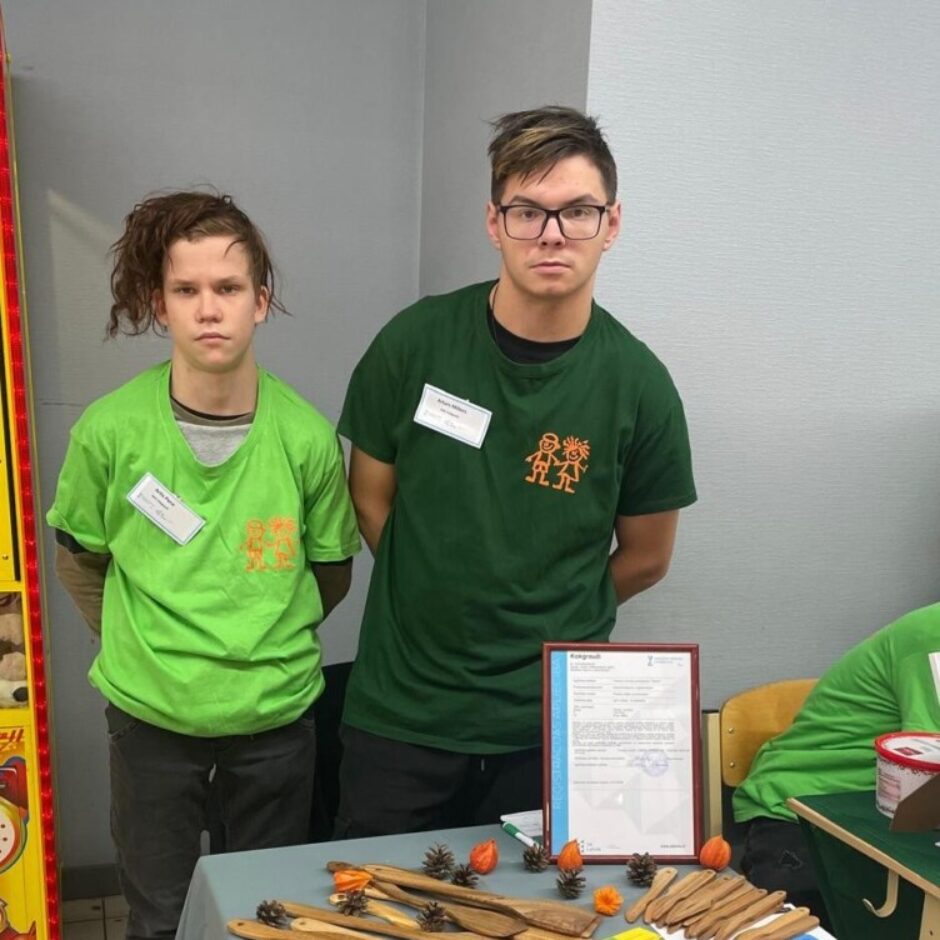 Skolēni pie sava tirdzniecības stenda