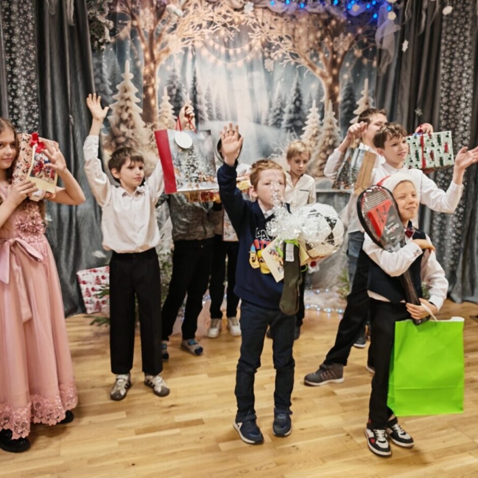 Skolēni saņēmuši dāvanas