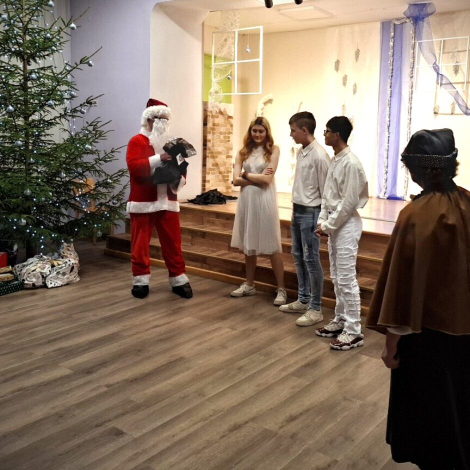 Skolēni saņem dāvanas