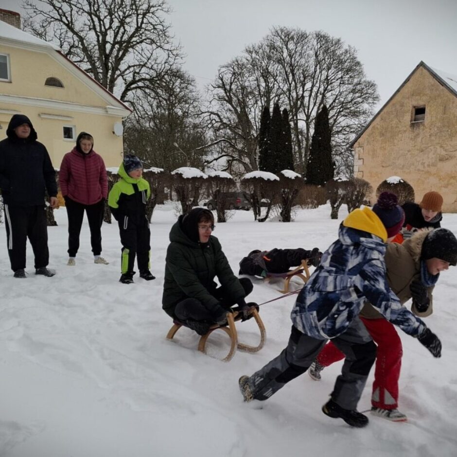 Skolēni piedalās ragaviņu vilkšanas aktivitātē