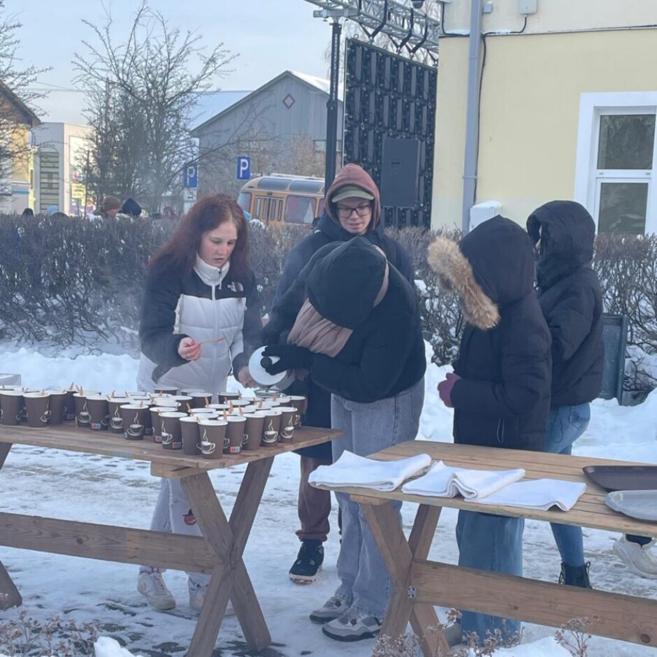 Skolēni gatavo tēju