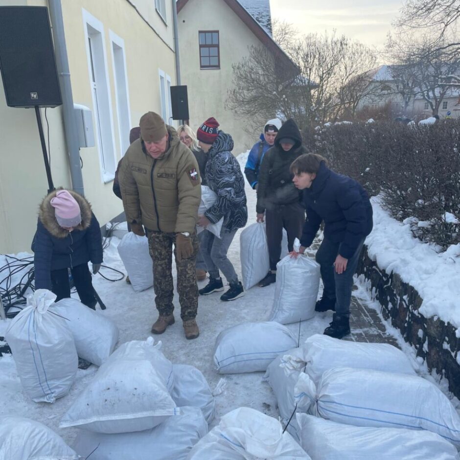 Skolēni veido barikādes no maisiem