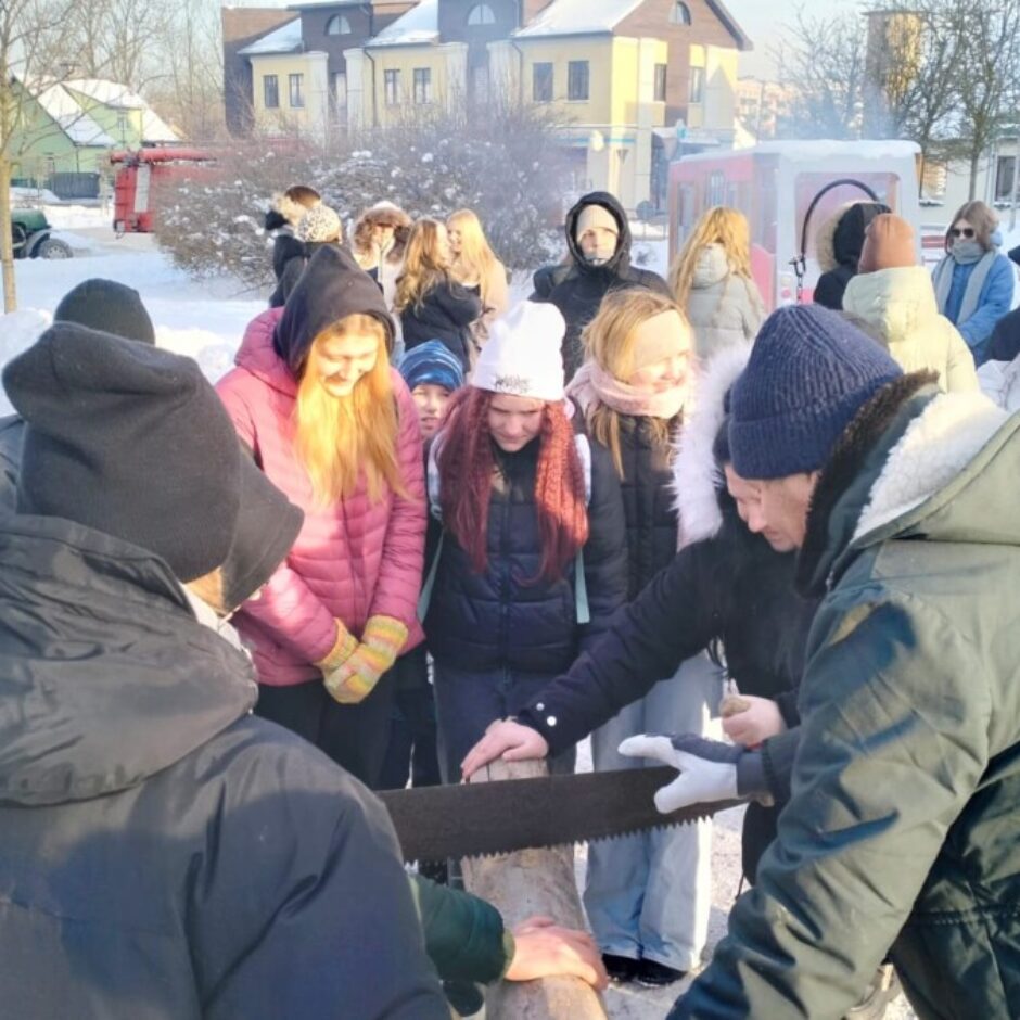 Skolēni zāģē malku