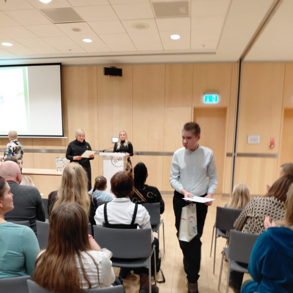 Skolēns balvas pasniegšanas pasākumā