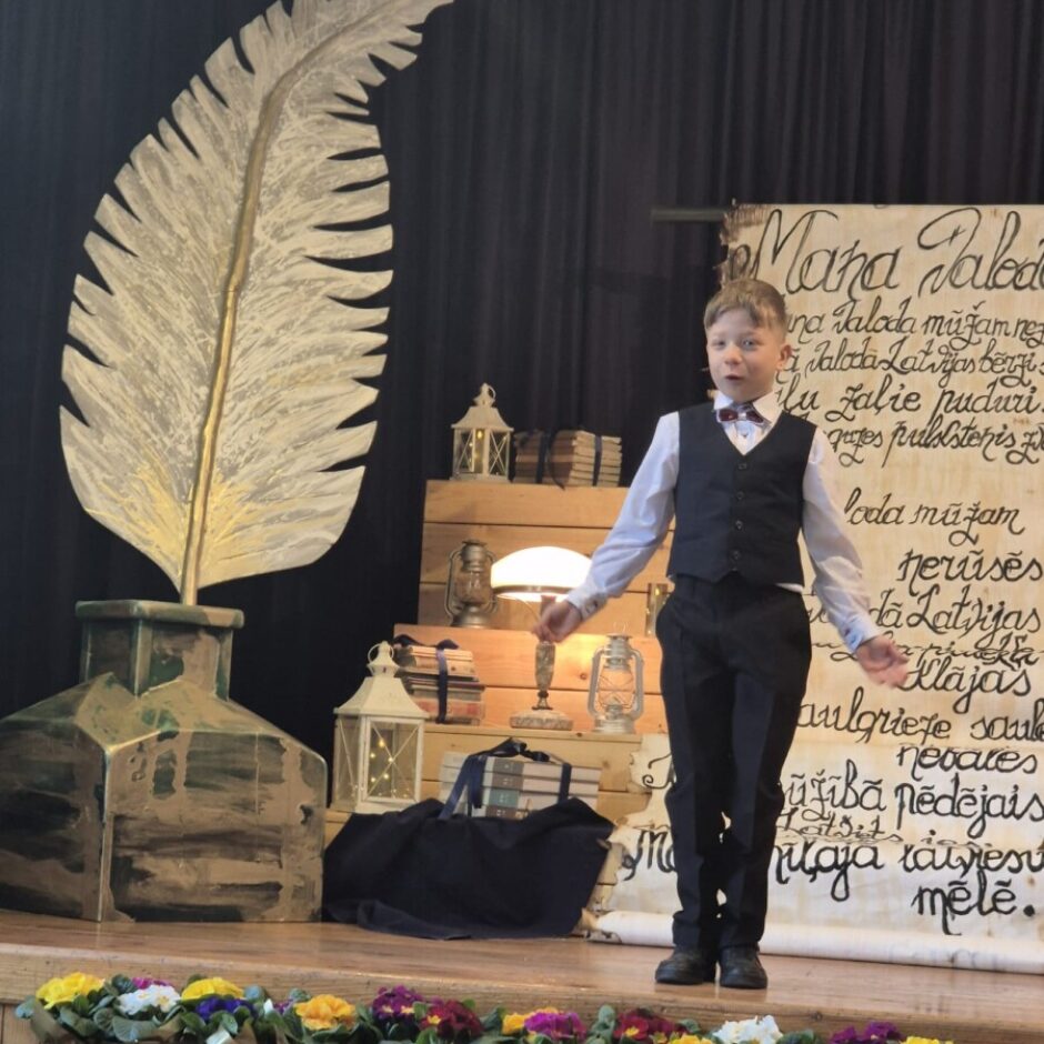Skolēns lasa dzeju