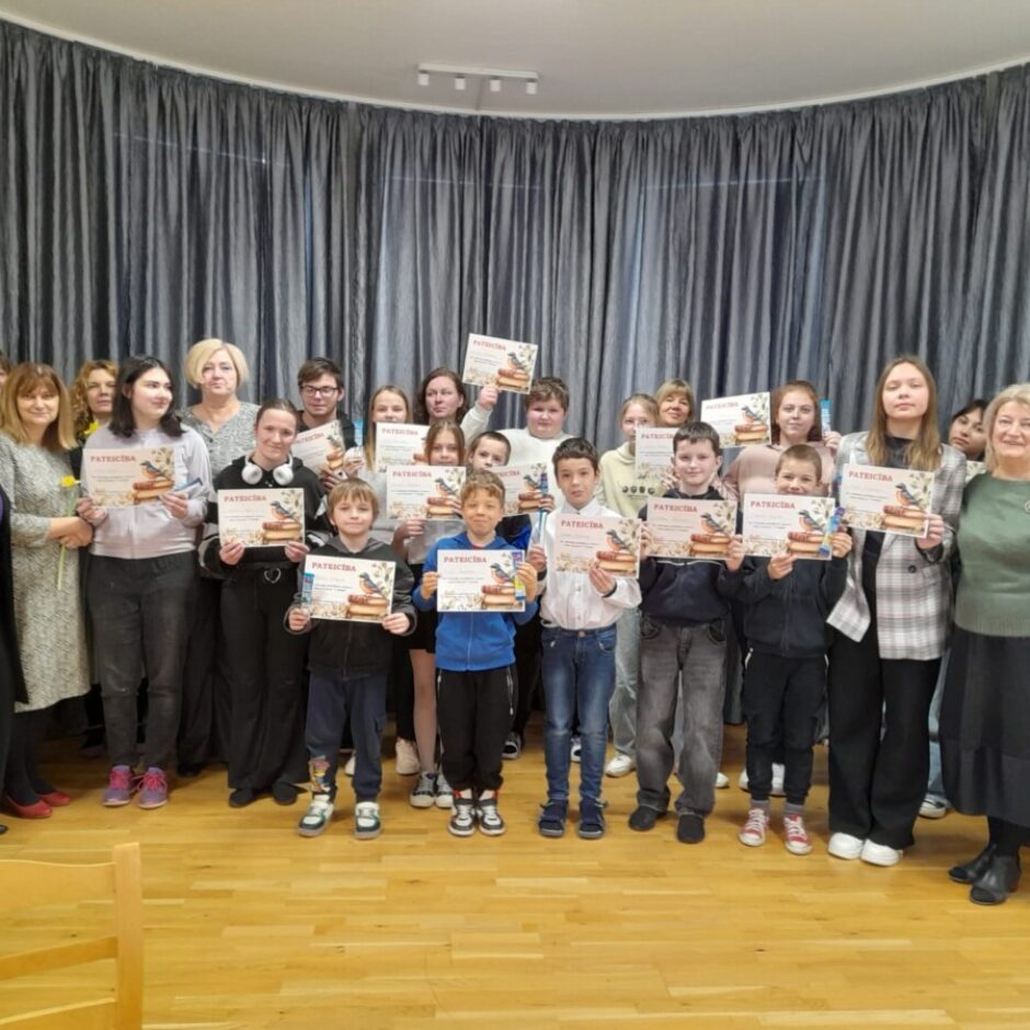 Visi konkursa dalībnieki kopā ar skolotājiem