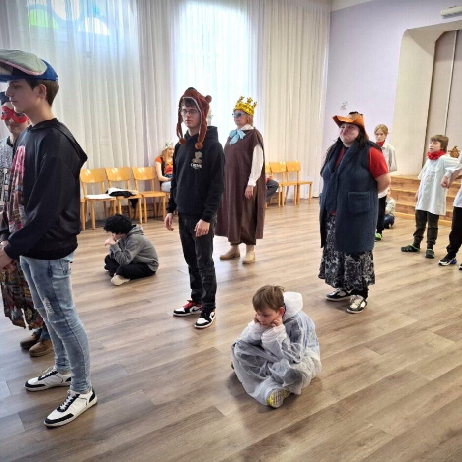 Skolēni maskās piedalās aktivitātēs