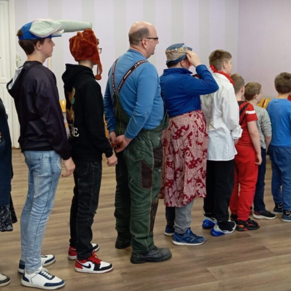 Skolēni maskās piedalās aktivitātēs