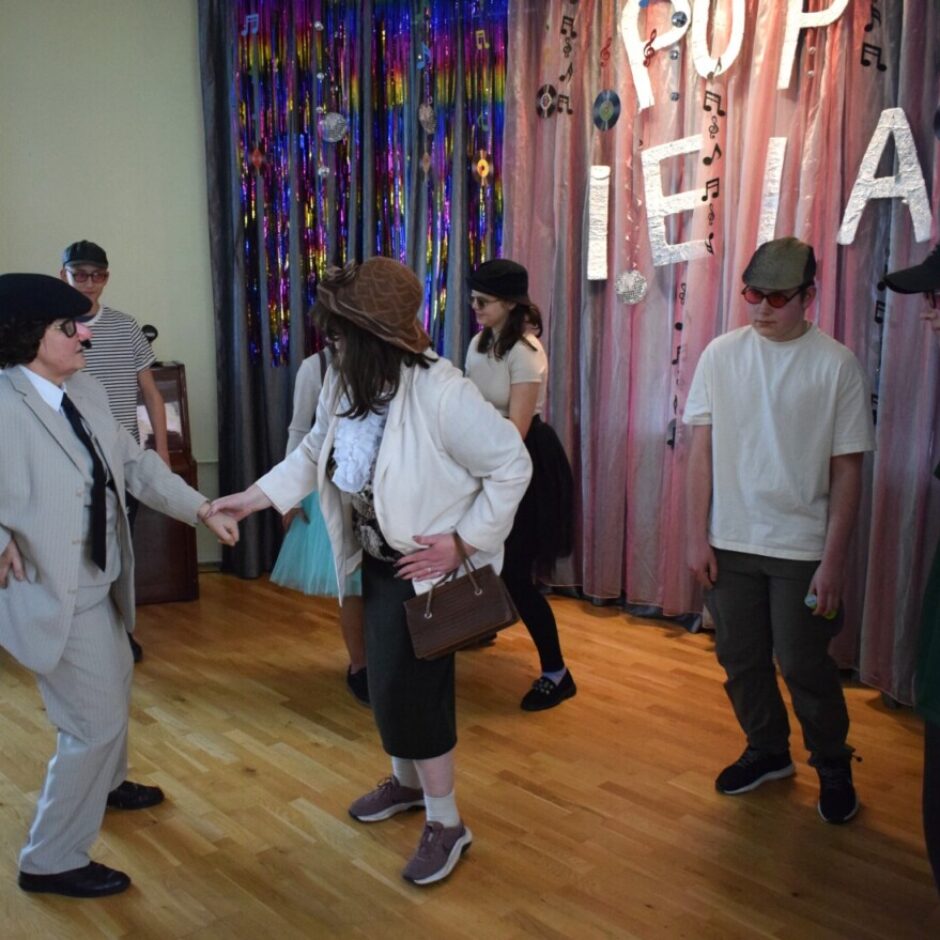 Skolēni uzstājas POP ielā