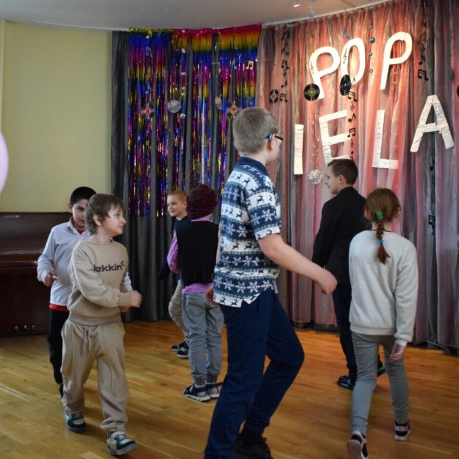 Skolēni uzstājas POP ielā