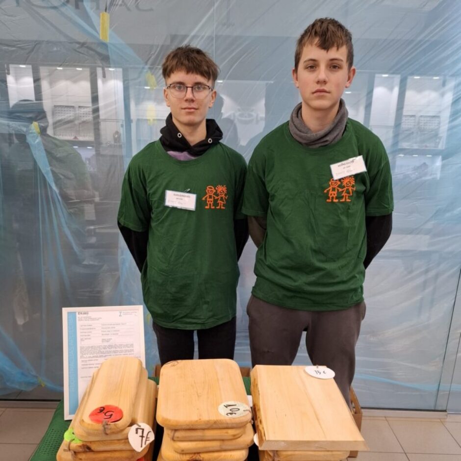 Divi skolēni pie sava stenda