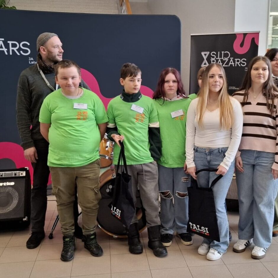 Skolēni saņēmuši balvas