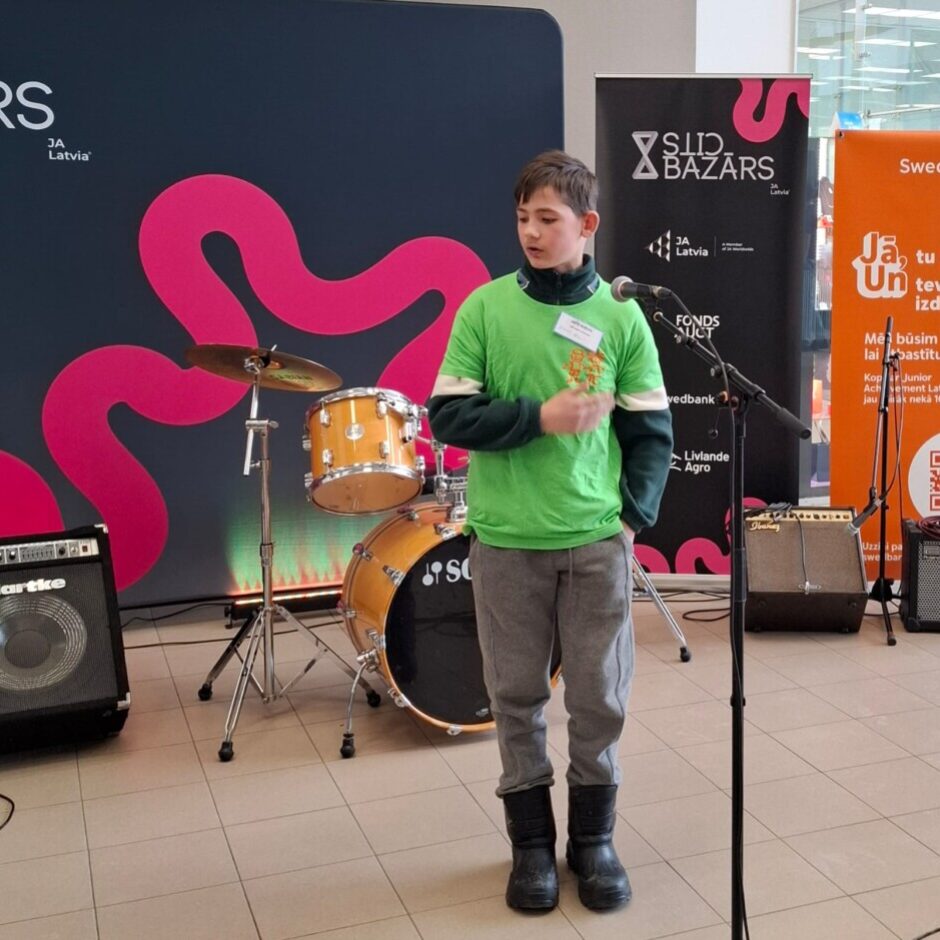 Skolēns prezentē savu preci