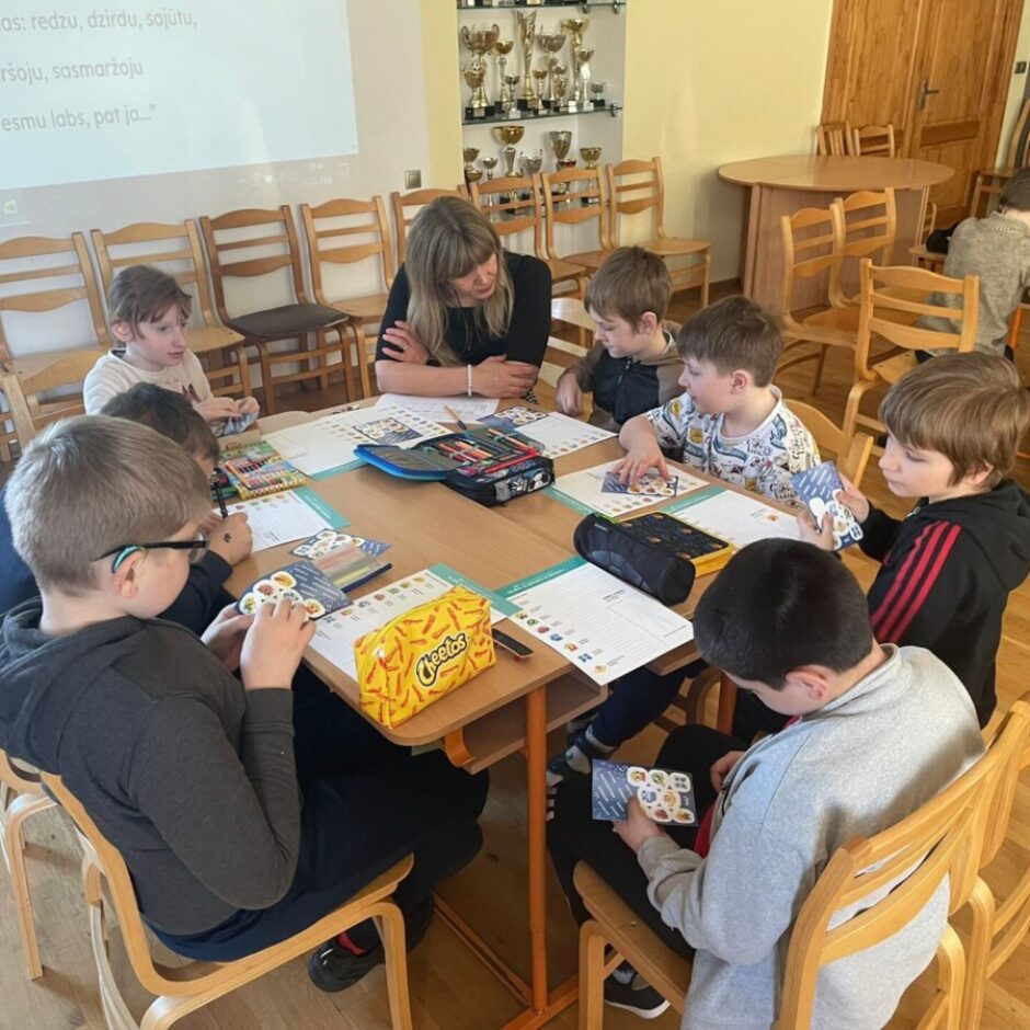 Skolēni veic uzdevumu