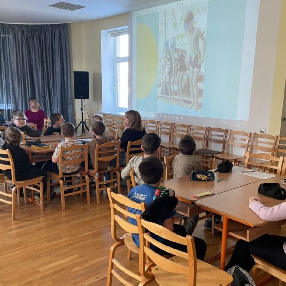 Skolēni veic uzdevumus