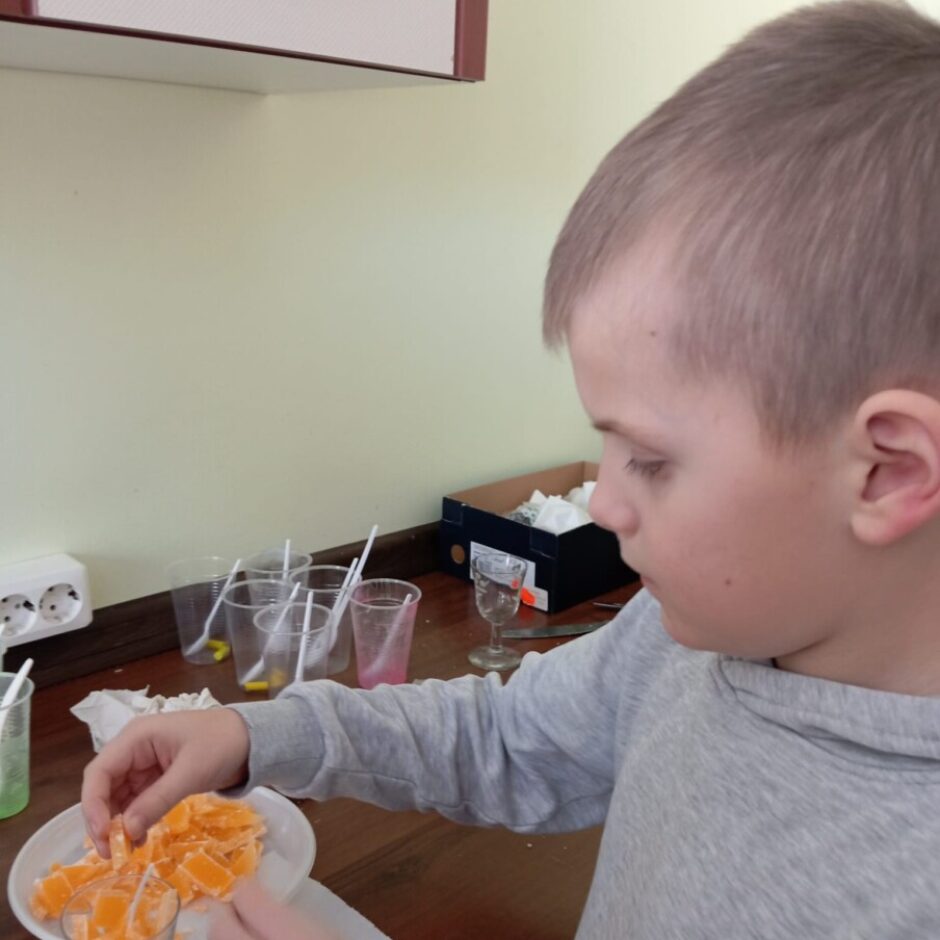 Skolēns gatavo sveci