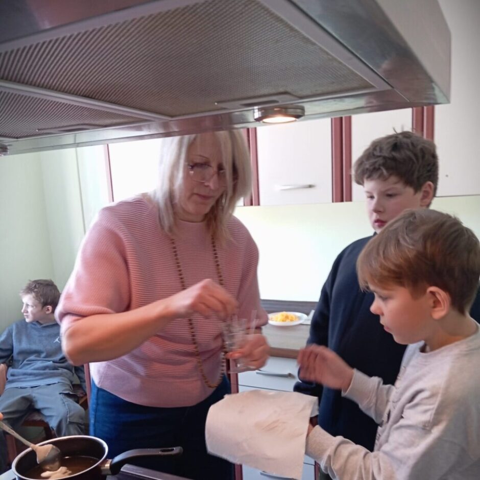 Skolēni un skolotāji gatavo sveces