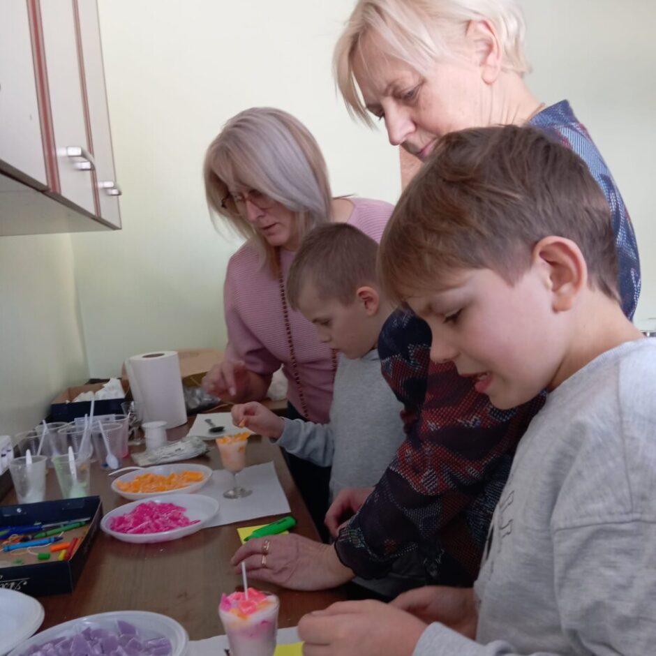 Skolēni un skolotāji gatavo sveces