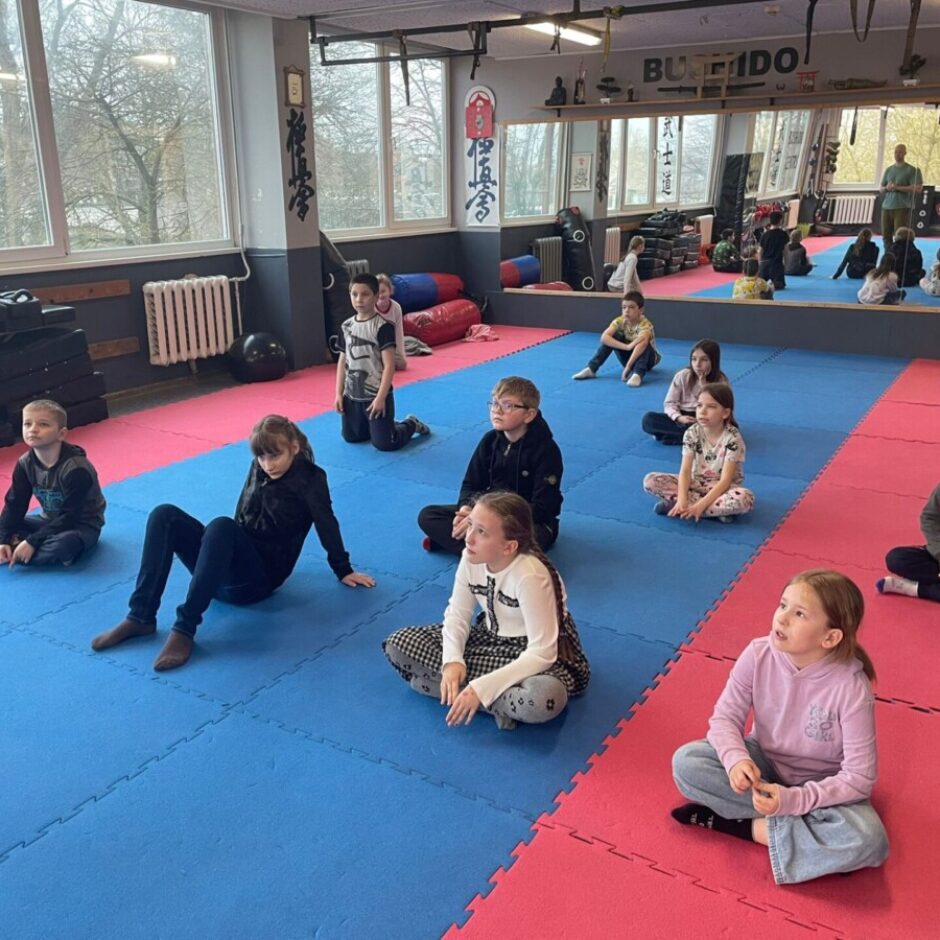 Skolēni sporta zālē