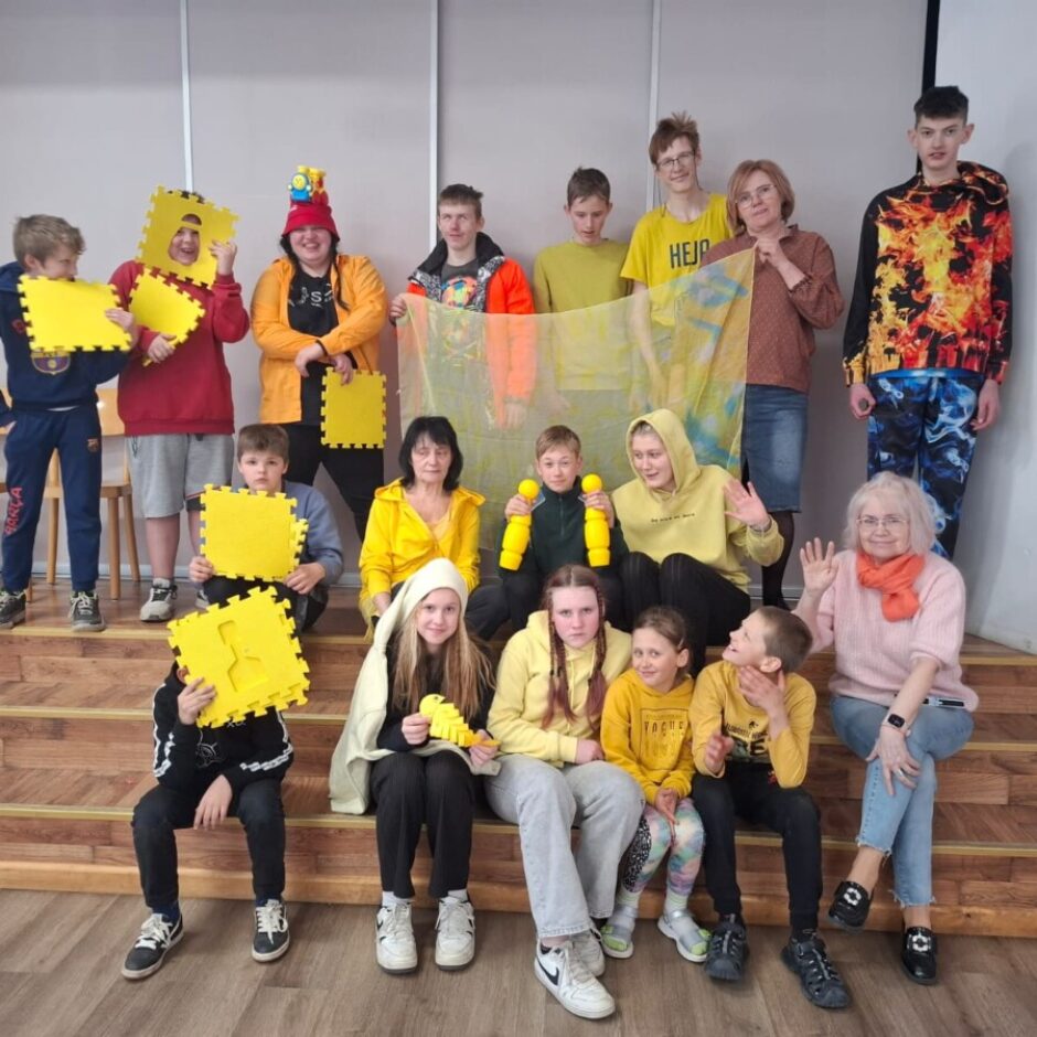 Skolēni dzeltenās drēbēs