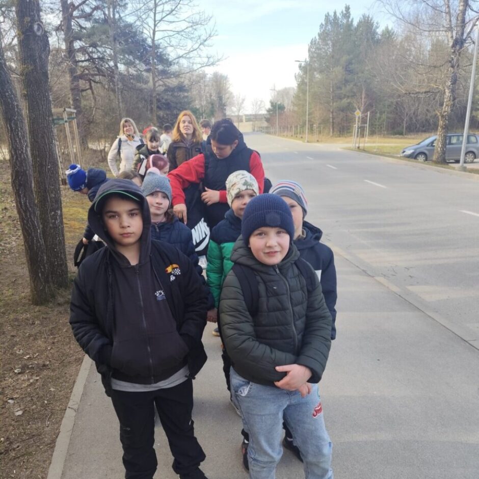 Skolēni pārgājienā