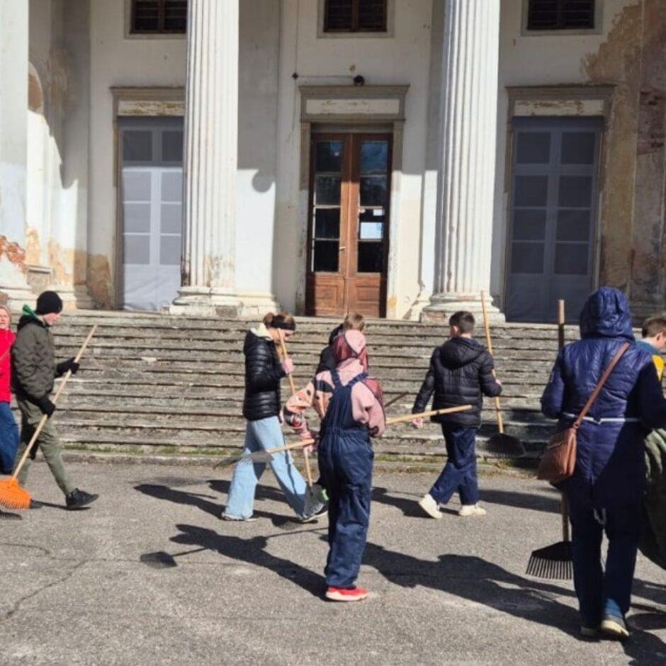 Skolēni piedalās talkā