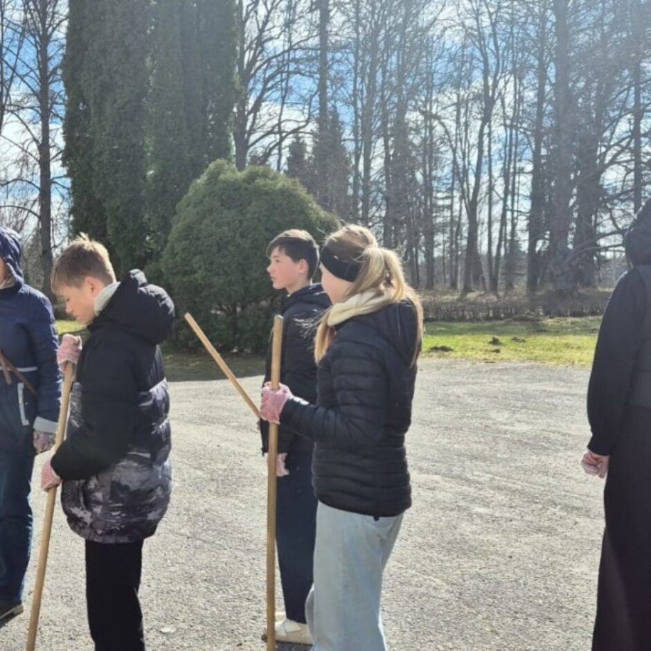 Skolēni, kuri piedalās talkā