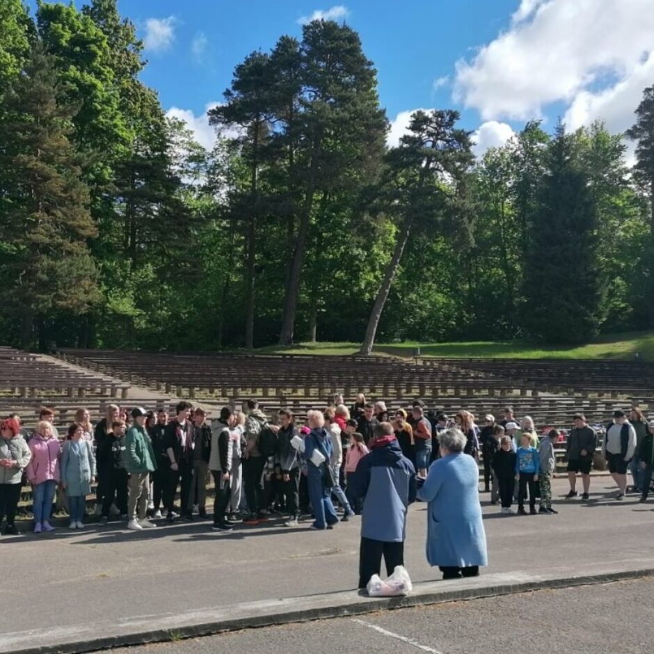 Skolēni lec ar maisiem