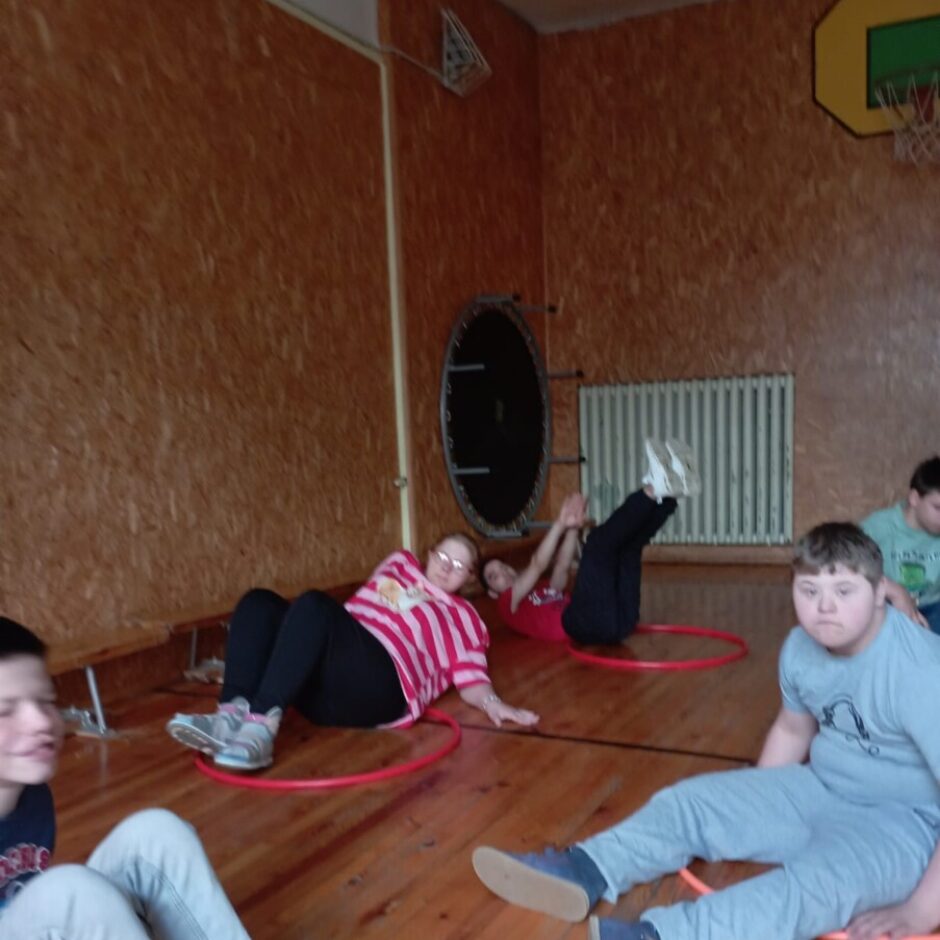 Skolēni sporta zālē