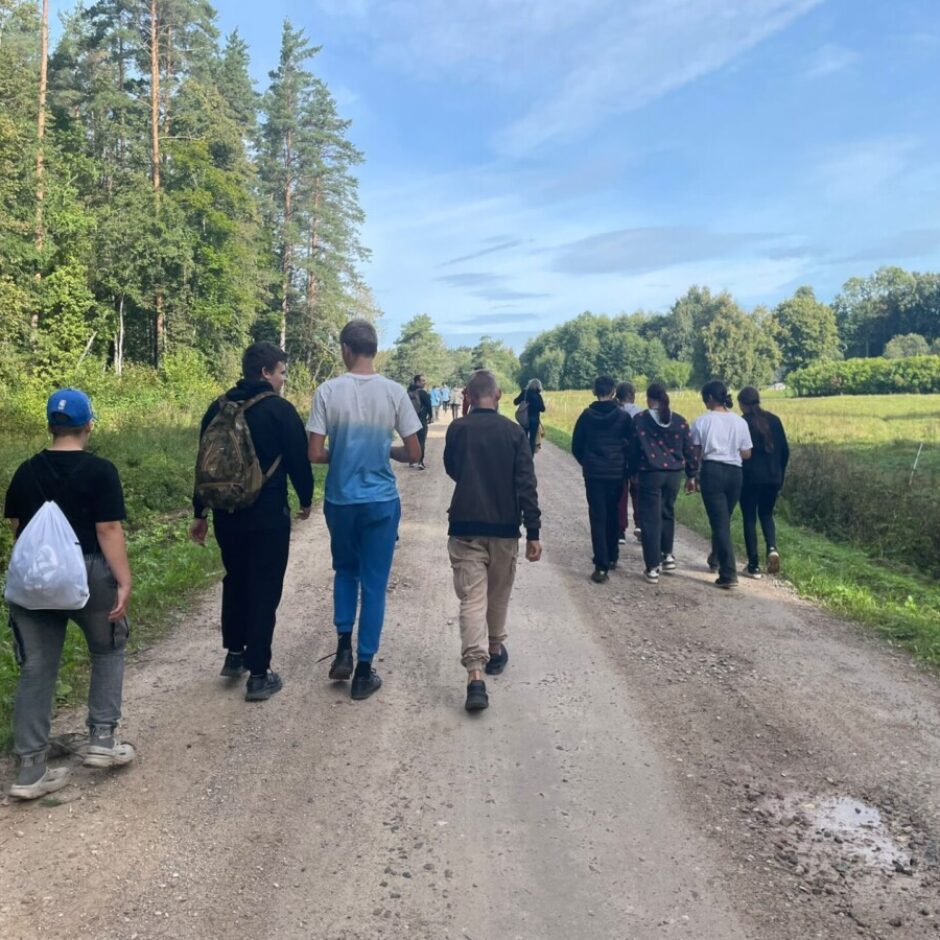 Skolēni dodas pārgājienā
