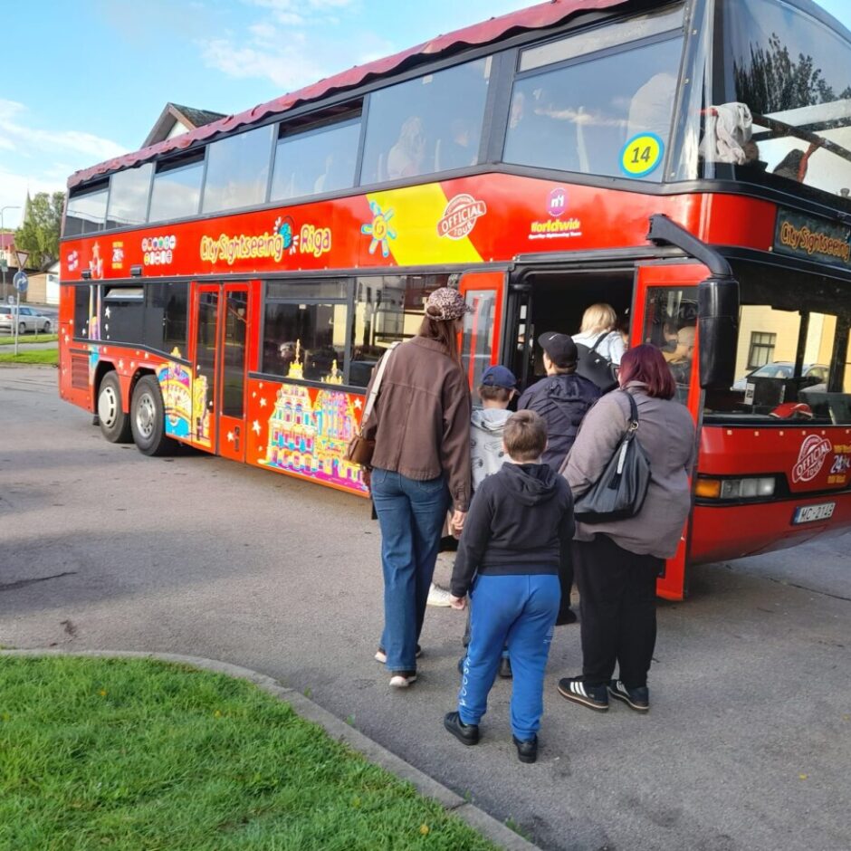 Skolēni iekāpj autobusā