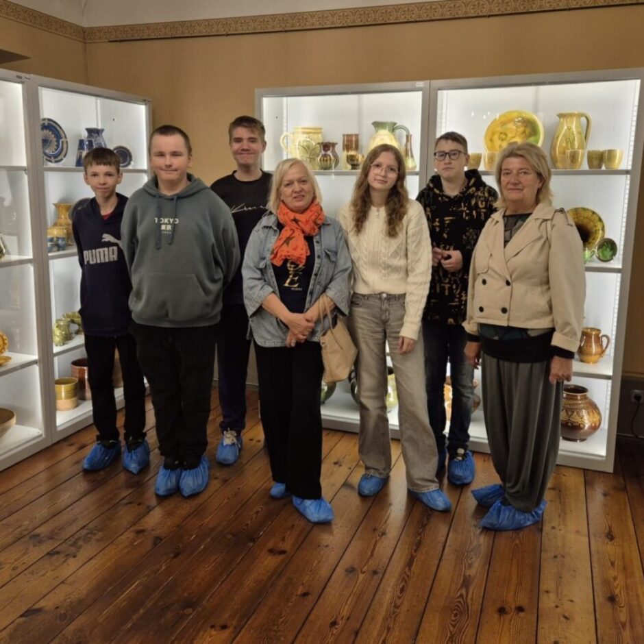 Skolēnu grupa muzejā