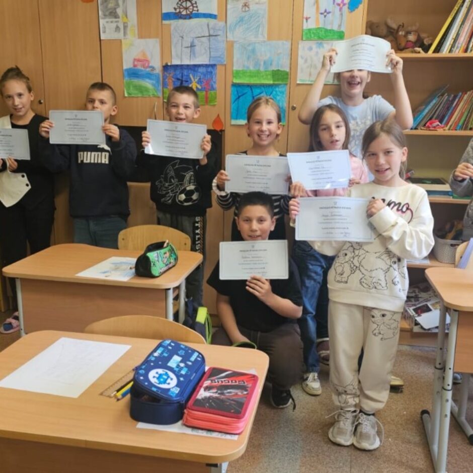 Skolēni ar saviem projekta darbiem
