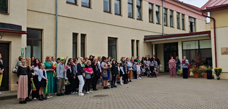 Skolēni svinīgajā pasākumā skolas pagalmā