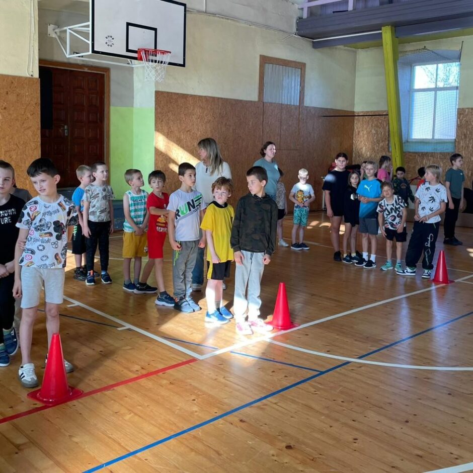 Skolēni piedalās stafetēs