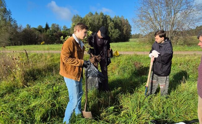 Skolēni strādā laukā