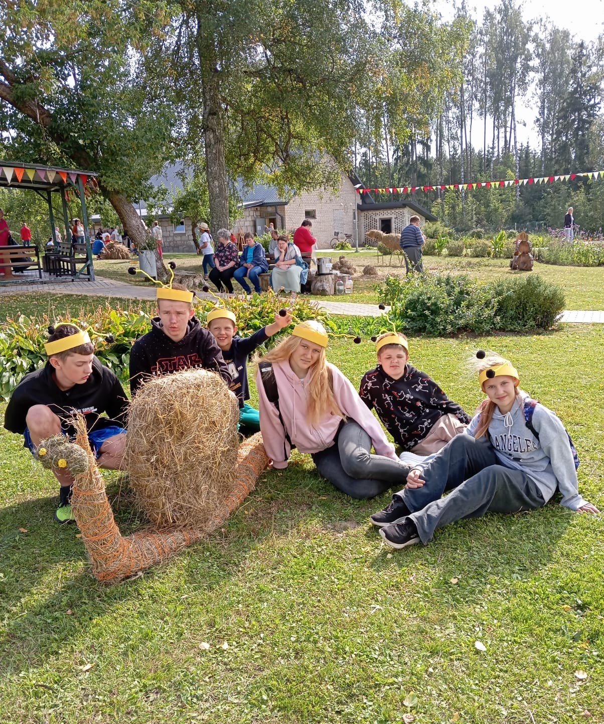 Skolēni pie izveidotās skulptūras