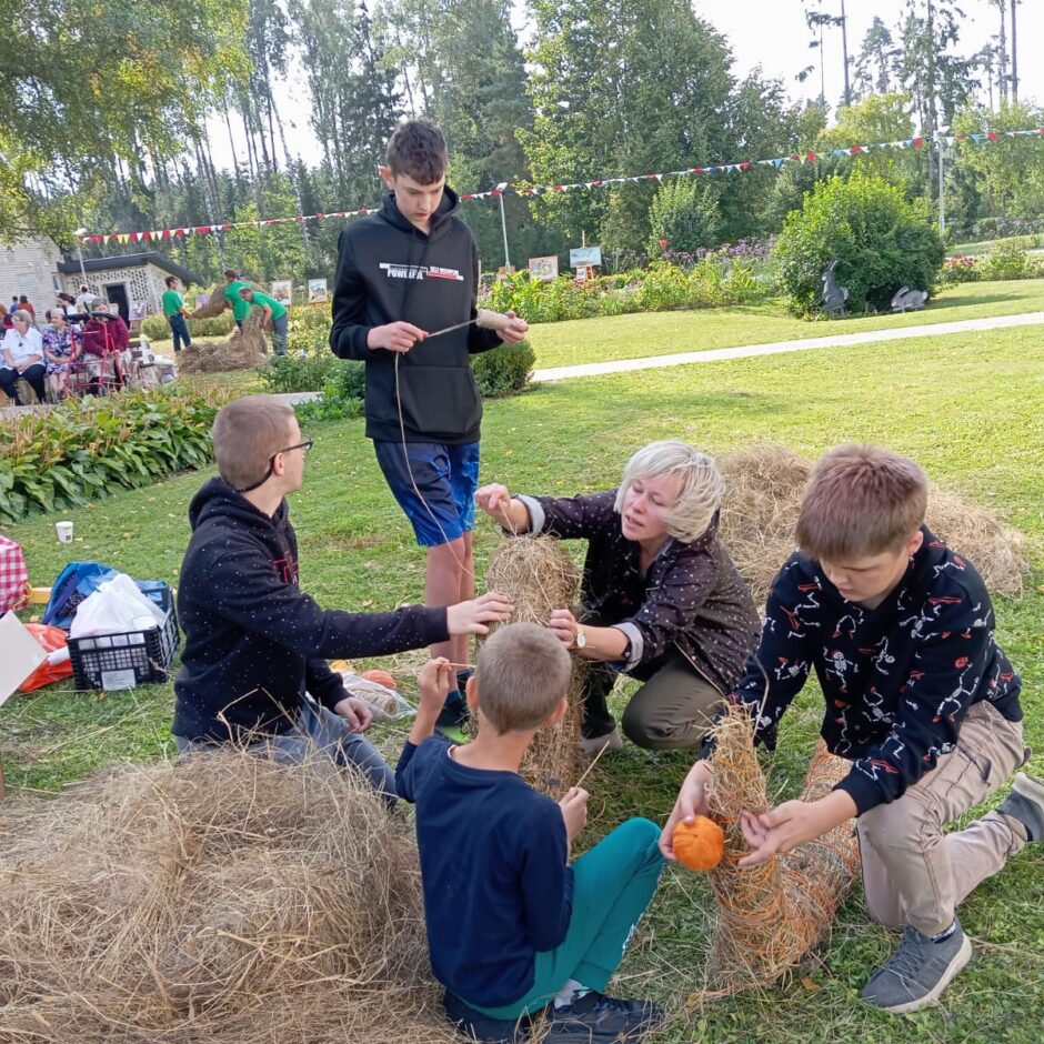 Skolēni veido skulptūru